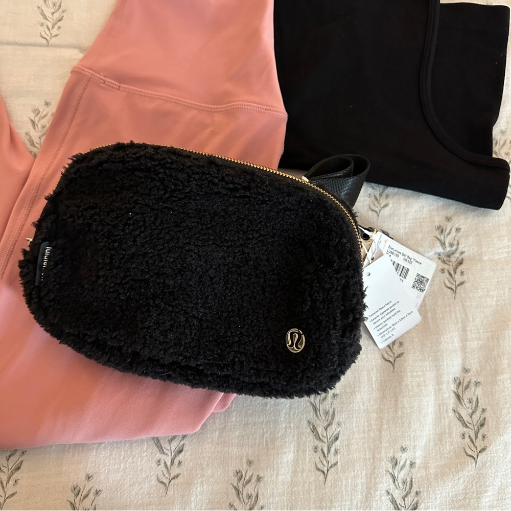 LULULEMON NWT EVERYWHERE BLACK FLEECE BELT BAG